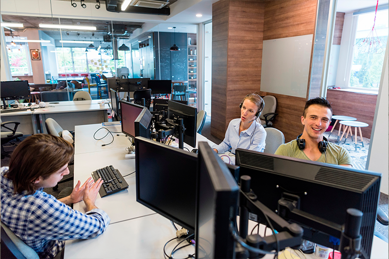 Wir entwickeln maßgeschneiderte Schnittstellen für bestehende Lernplattformen und sorgen für eine nahtlose Anbindung an andere IT-Systeme. So werden Daten automatisiert ausgetauscht, Prozesse vereinfacht und manuelle Aufwände deutlich reduziert. Typische Schnittstellen sind z. B. zu HR-Systemen, Active Directory, ERP-Lösungen oder Content- und Reporting-Systemen.